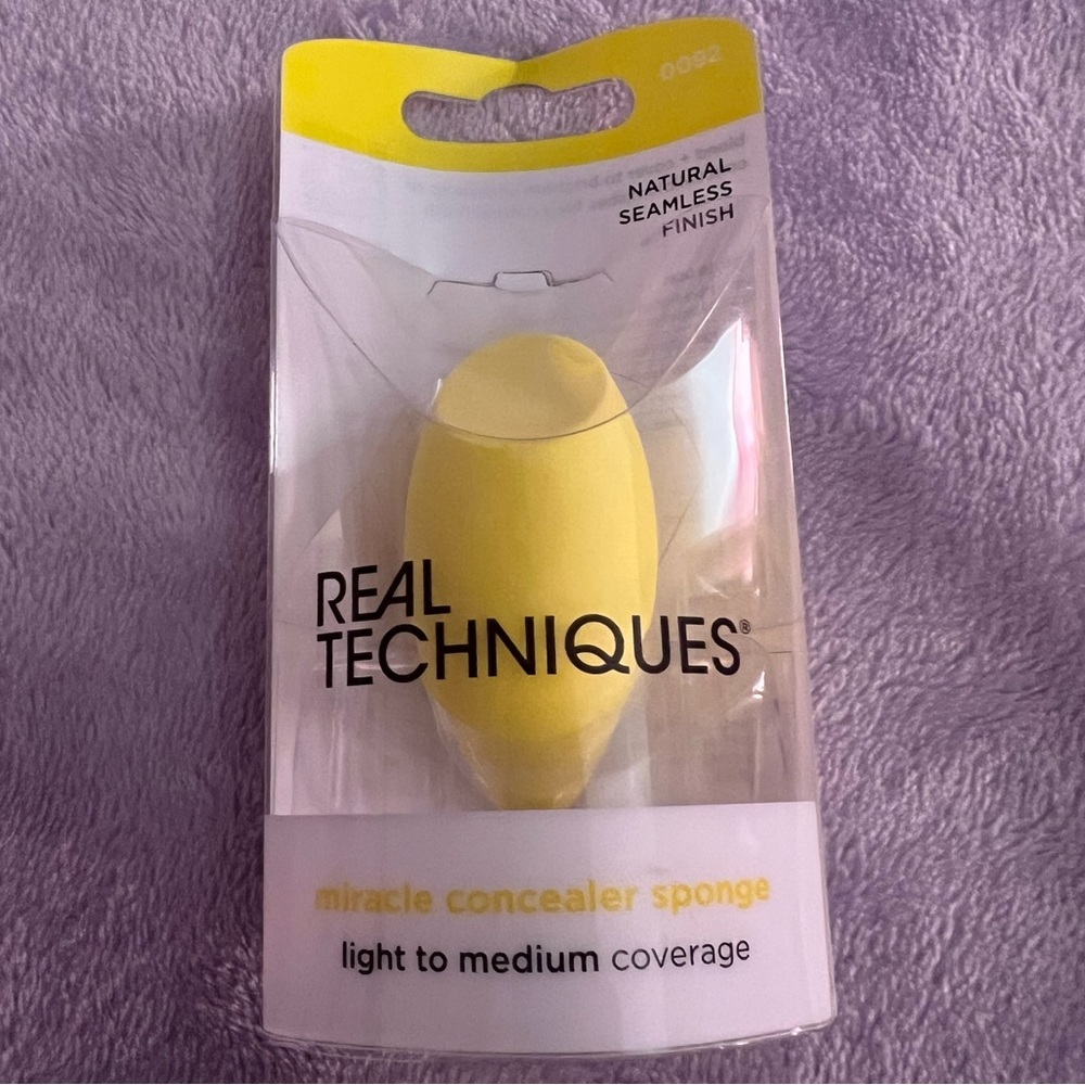 NWT - Real Techniques Miracle Concealer Sponge - Yellow
